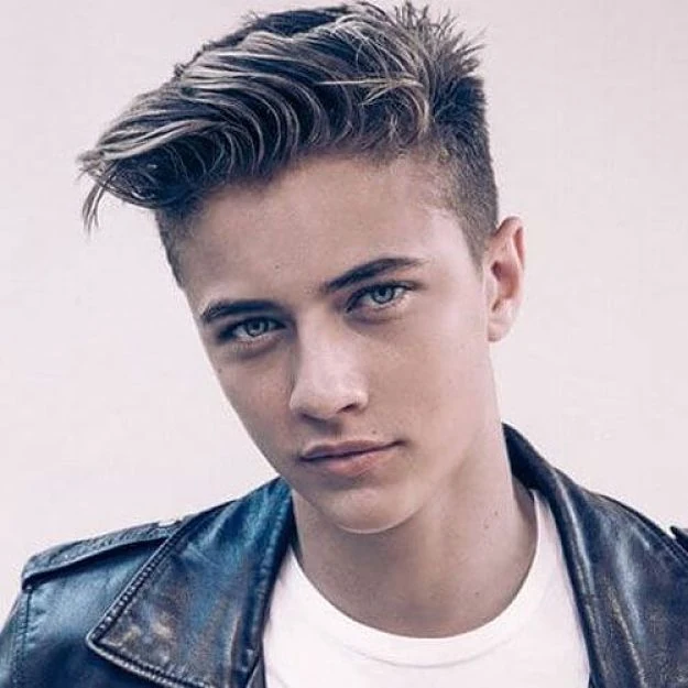 Corte moderno para hombre con barba completa y perfilado Corte masculino con fade medio y barba abundante estilo hipste