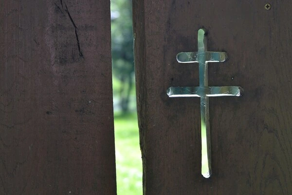 Cruz de Caravaca: Doble barra horizontal con un diseño decorativo distintivo.