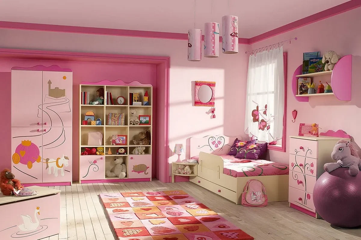 Decoración habitación de niña moderna con cama rosada, estantería y detalles en tonos pastel