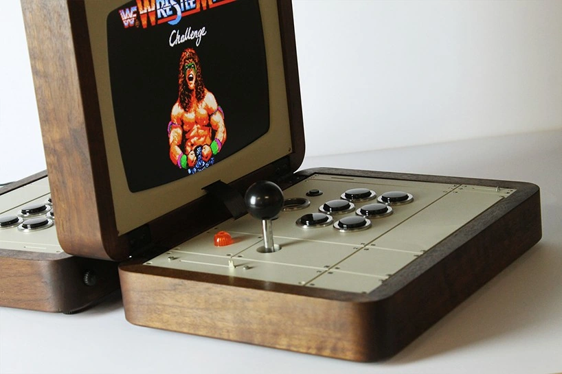 Consola de madera con pantalla que muestra el videojuego WWF WrestleMania Challenge y una palanca negra