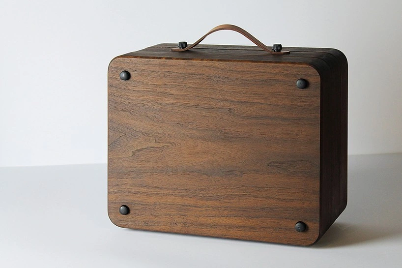 Consola portátil de madera cerrada, con remaches metálicos y asa de cuero