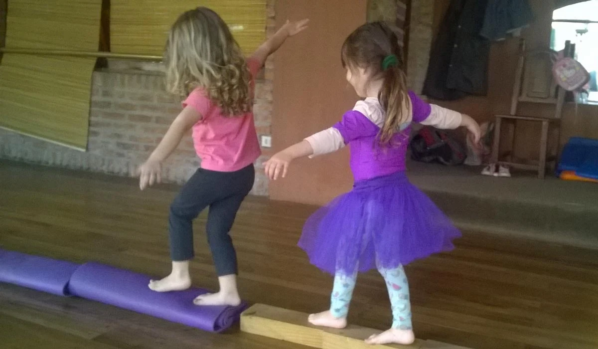 Niñas haciendo equilibrio en clase de danza