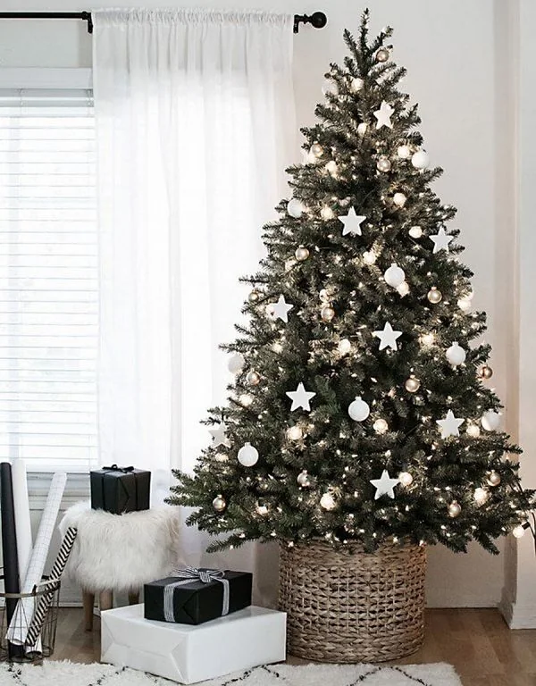 Decoración del pino de Navidad con bolas blancas