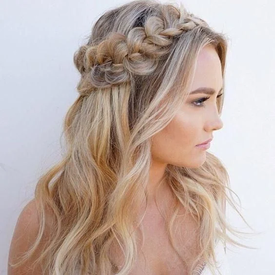 Trenza diadema con mechones sueltos: trenza en forma de corona sobre cabello rubio