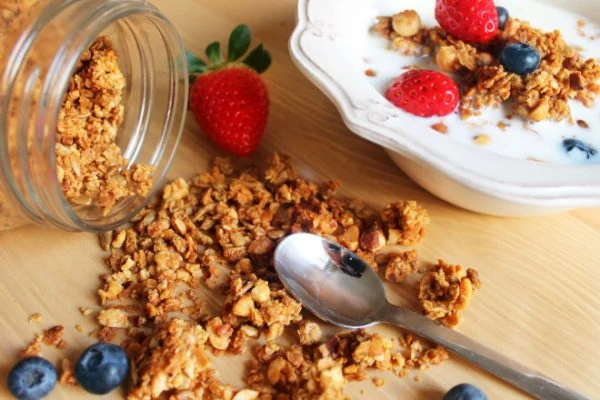 Granola casera, con avena natural y frutos secos. Receta saludable para un desayuno nutritivo