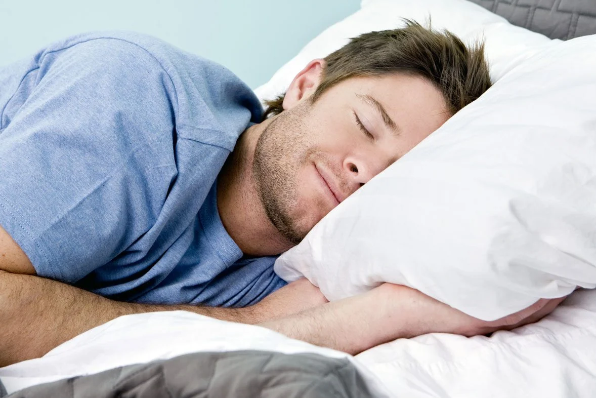 hombre joven durmiendo placidamente