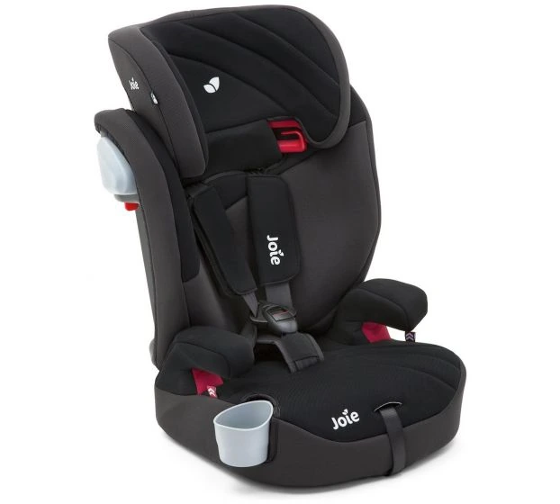 Silla de seguridad negra para coche de la marca Joie con arnés y portavasos