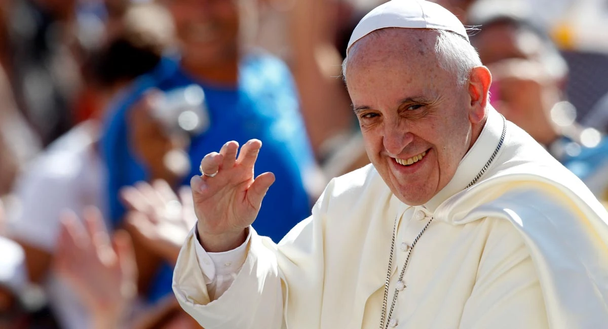 El Papa sonríe y saluda a los fieles durante un encuentro en el Vaticano.