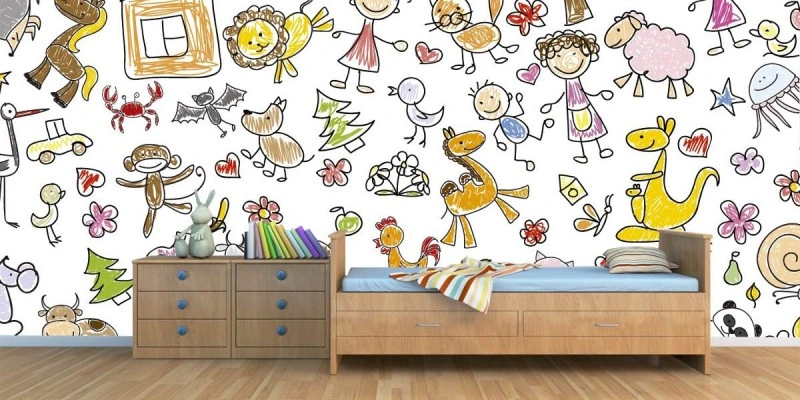 Habitación infantil con papel tapiz de dibujos de animales y cama baja de madera