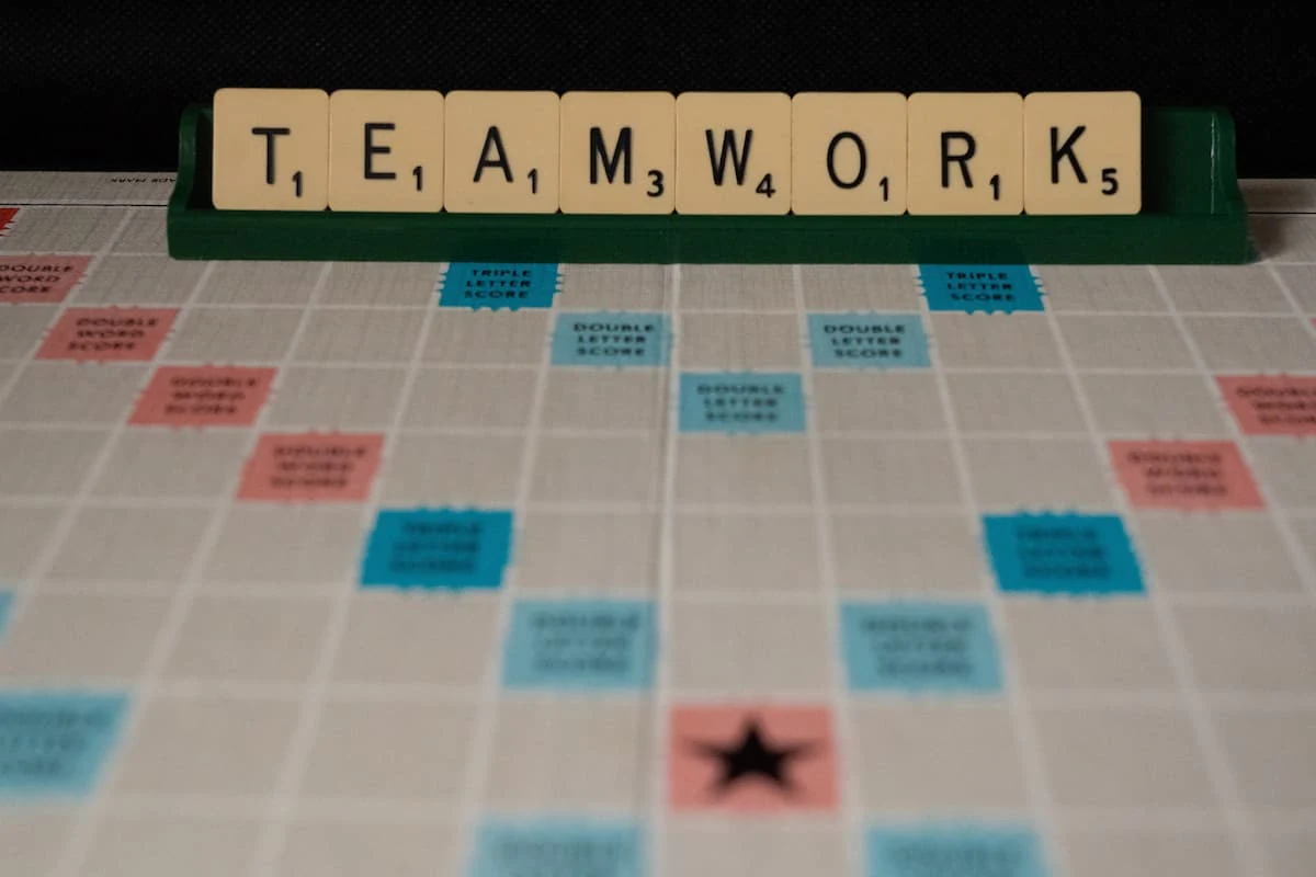 Concepto de feedforward en juego de palabras Feedforward en tablero de Scrabble