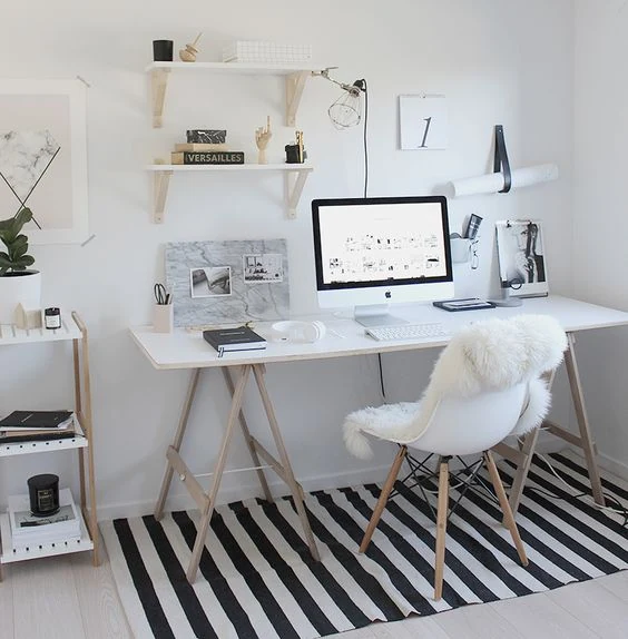 Espacio de trabajo de estilo nórdico con escritorio blanco