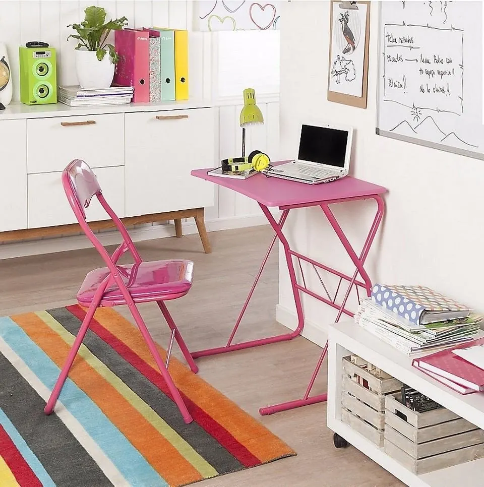 Rincón de estudio infantil con escritorio plegable rosa y silla metálica rosa