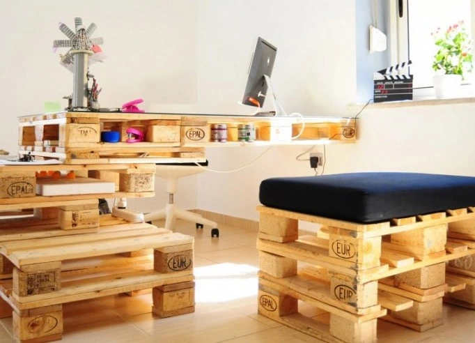 Set completo de oficina DIY hecho con palets de madera