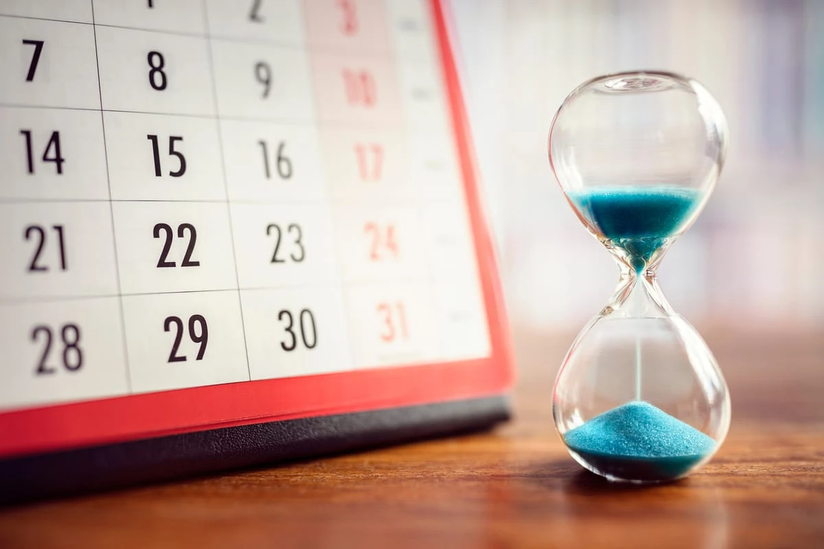 Calendario que marca la cuenta regresiva hacia el fin de año con un reloj de arena