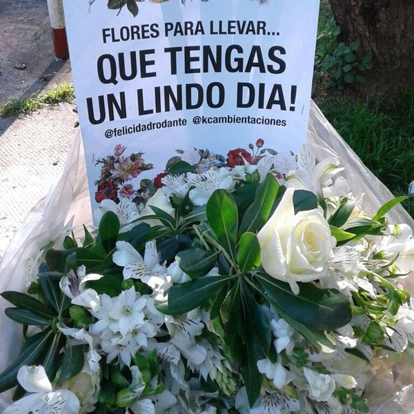 Arreglos florales con invitación a llevar las flores