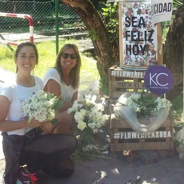 Dos mujeres reciben flores del flower flash