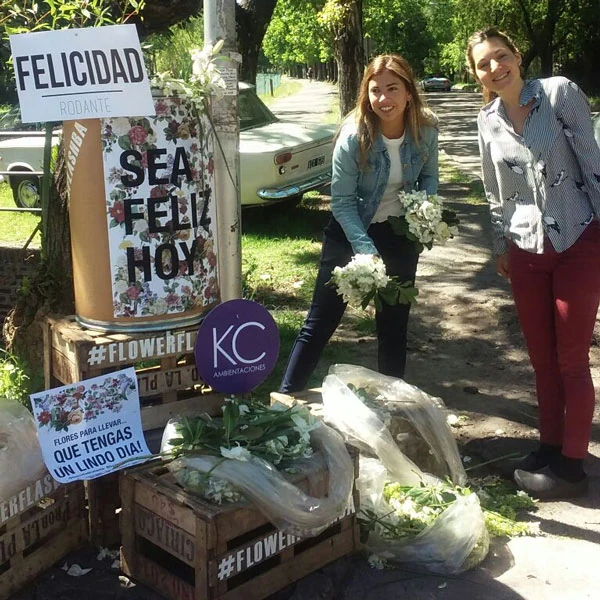 transeuntes se llevan flores