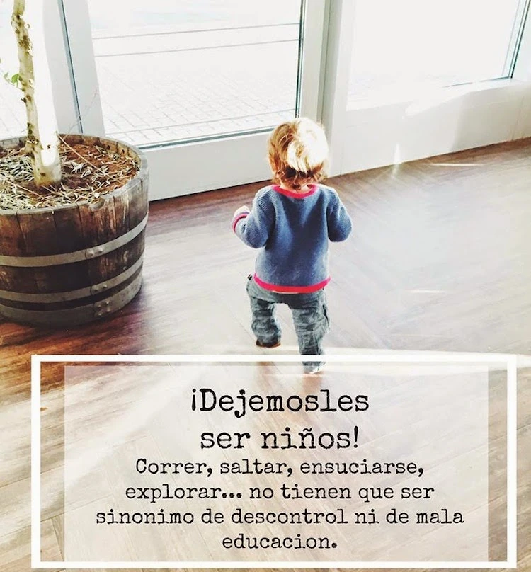 Niño caminando libremente con frase Montessori sobre dejar ser niños.