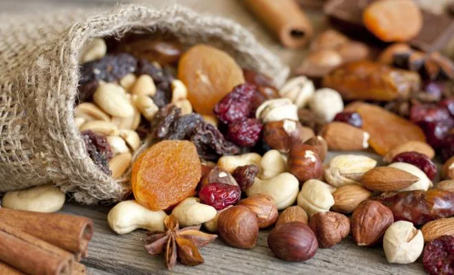 Bolsa de arpillera con frutos secos y deshidratados para picada