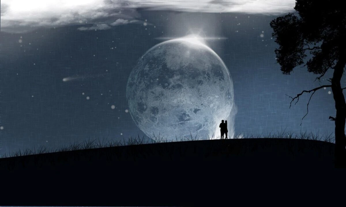 Pareja observando la Luna llena en un cielo estrellado, con un árbol a la derecha y un paisaje nocturno en silueta.