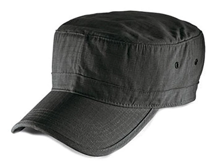 Un Toque Rebelde para tu Look Urbano. Primer plano de una gorra militar de color gris oscuro, mostrando su diseño de corona plana y visera corta, un accesorio de moda unisex.