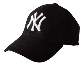 Un Accesorio Icónico que No Pasa de Moda. Gorra de béisbol negra con el logo blanco de los New York Yankees (NY), un accesorio clásico del estilo urbano y streetwear.