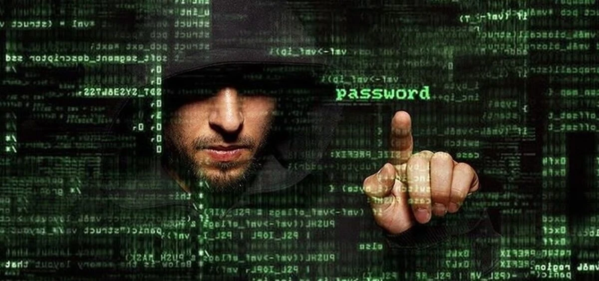 Hacker descifrando una contraseña en la dark web