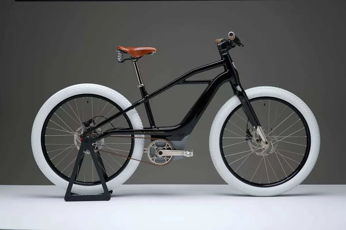 Moto eléctrica Harley-Davidson en una calle urbana con fondo de edificios modernos.