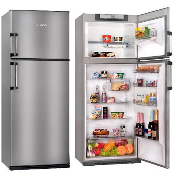Refrigerador de acero inoxidable con congelador superior y compartimento inferior abierto con alimentos.