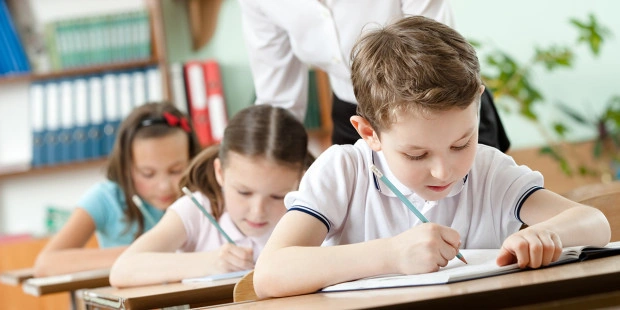 niños en la escuela haciendo tareas niños en la escuela haciendo tareas