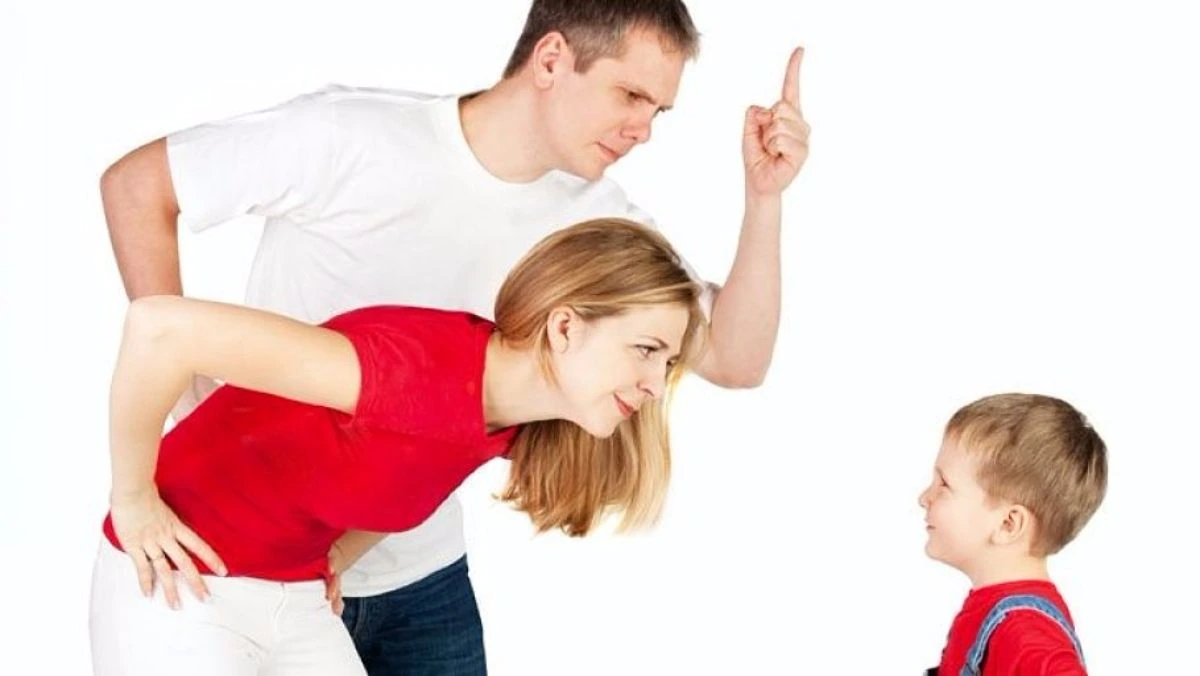 Padres regañando a su hijo como ejemplo de disciplina tradicional.