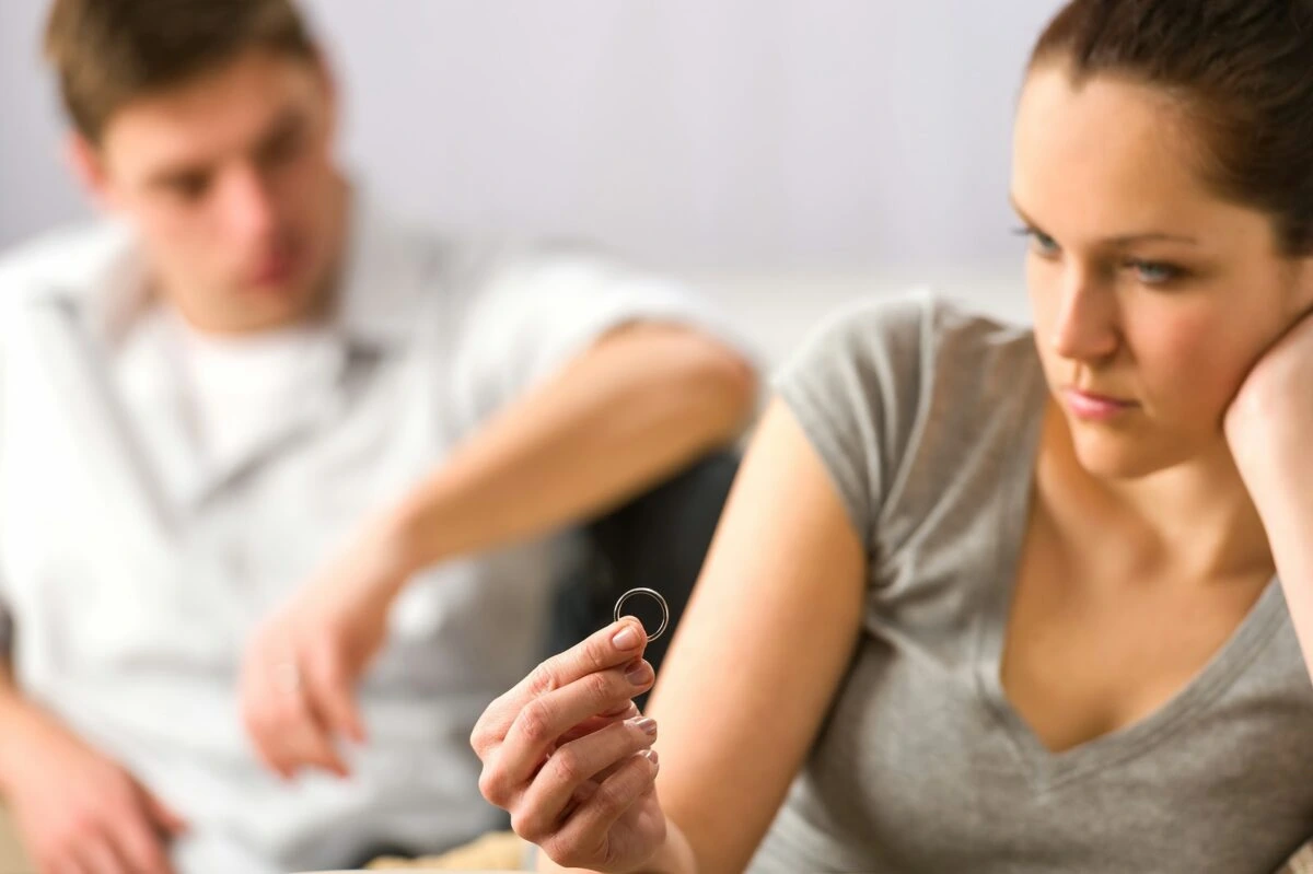 Por qué a algunas personas les atraen los casados: el síndrome que podría explicarlo