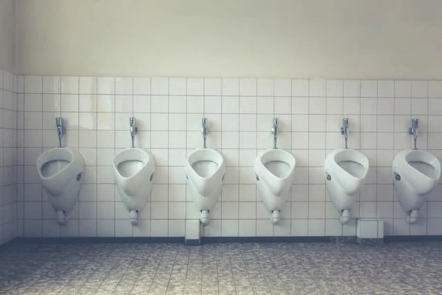 como funciona el inodoro de hombres
