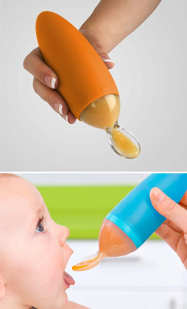 Un biberón con cuchara dosificadora de silicona, dispensando papilla para alimentar a un bebé de forma limpia y fácil.