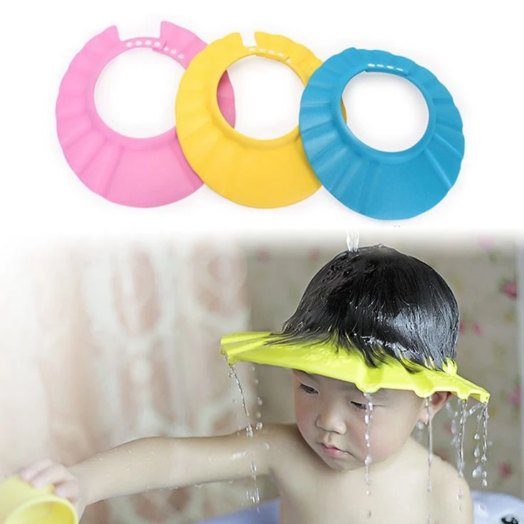 Visera de baño para bebé que protege sus ojos del agua, permitiendo un lavado de cabello sin llanto durante la ducha.