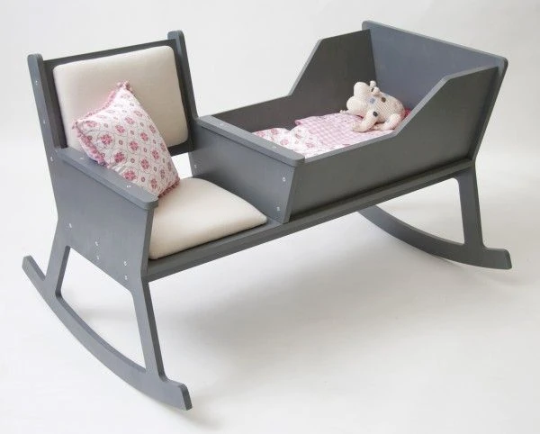 Mecedora con cuna integrada de diseño moderno, un mueble 2 en 1 para que los padres puedan mecer al bebé cómodamente.