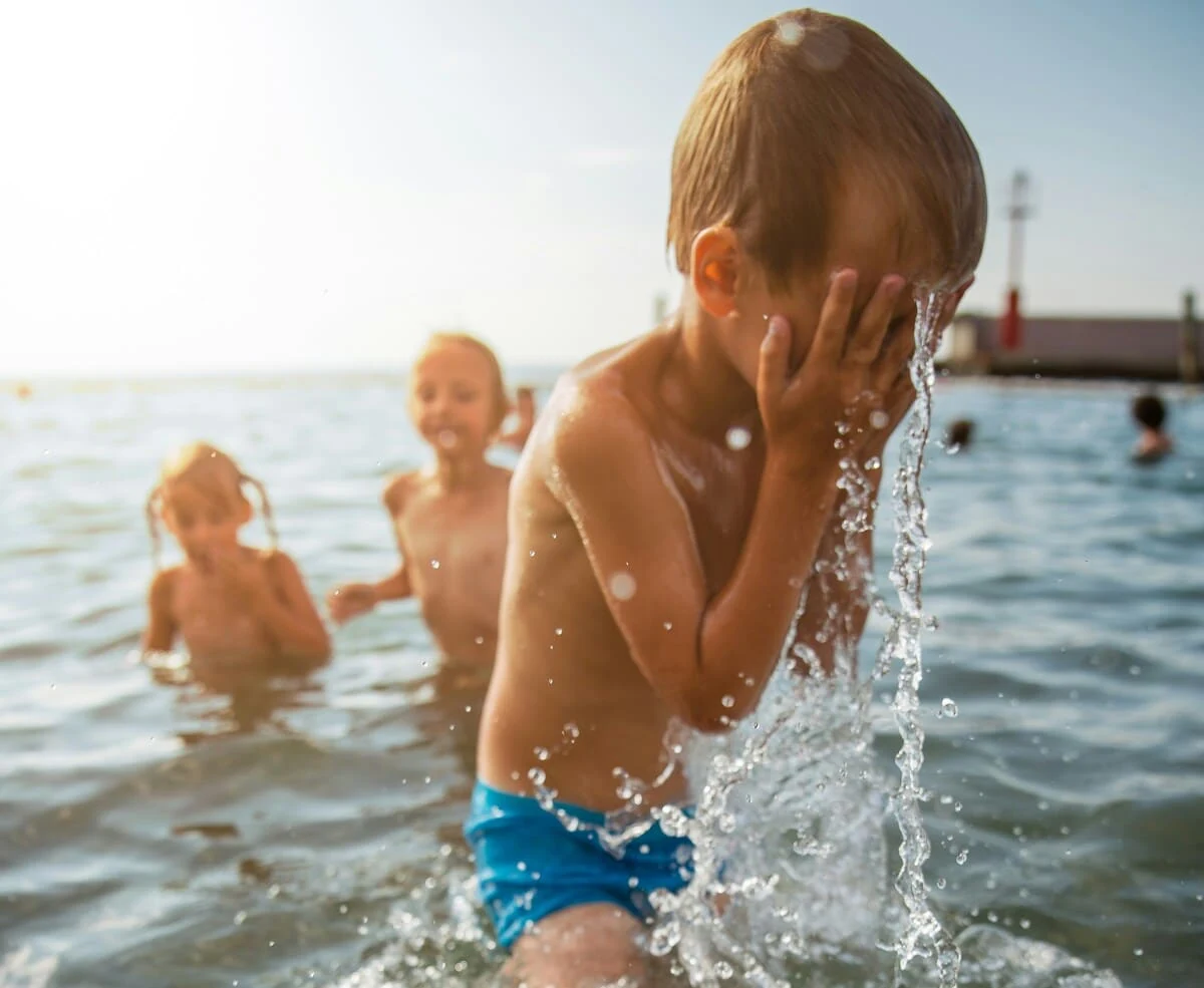 Niños disfrutando de la naturaleza y cielos despejados para observar los próximos eclipses lunares en familia.