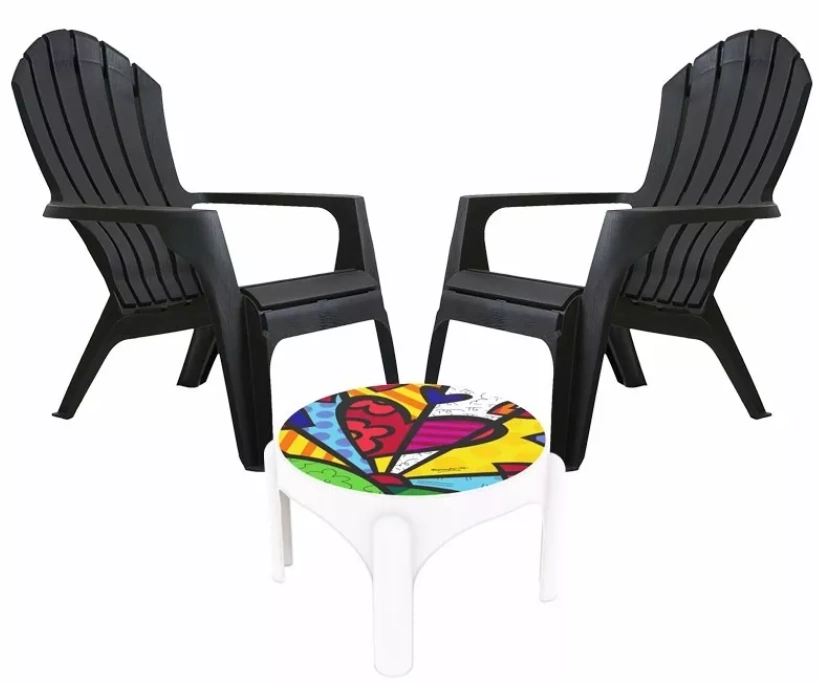 Set de sillones de plástico y mesita para el jardín o el balcón.