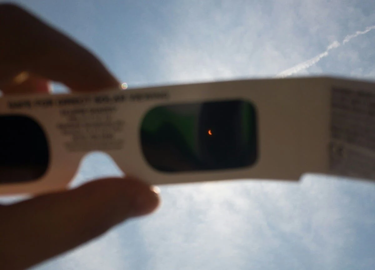 Uso de lentes certificados para observar un eclipse parcial y entender la diferencia con un eclipse total.