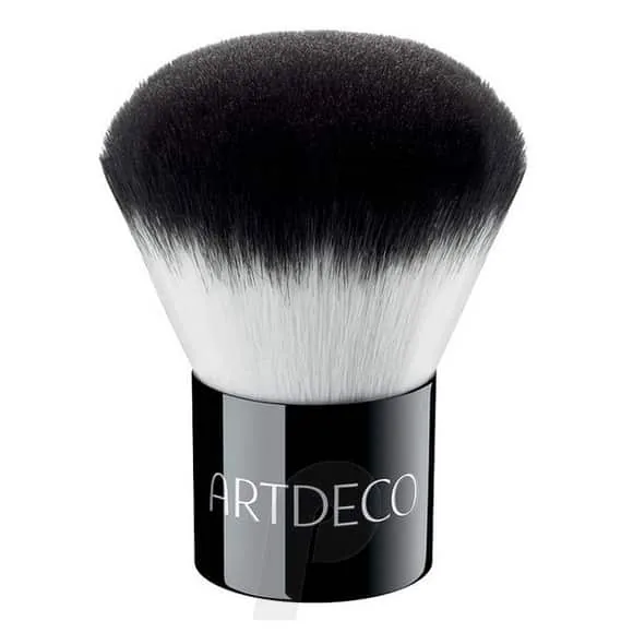 Brocha kabuki de la marca Artdeco, con cerdas densas y suaves, una herramienta profesional para aplicar maquillaje en polvo mineral o bronzer.