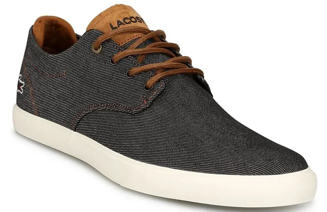 zapatilla Lacoste de lona gris oscuro con cordones marrones y suela blanca
