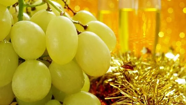 Uvas de Año Nuevo, tradición española de comer doce uvas para atraer suerte al comenzar el año