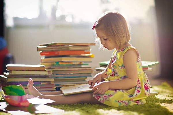 niña leyendo anime
