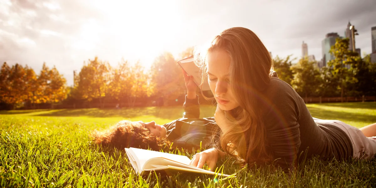 Jóvenes disfrutan los mejores libros del año
