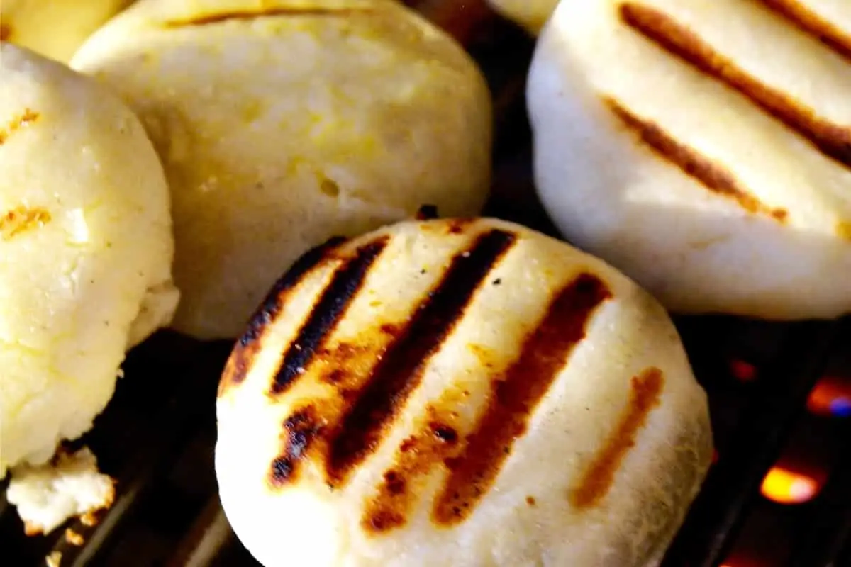 Fotos de arepas venezolanas caseras recién horneadas.