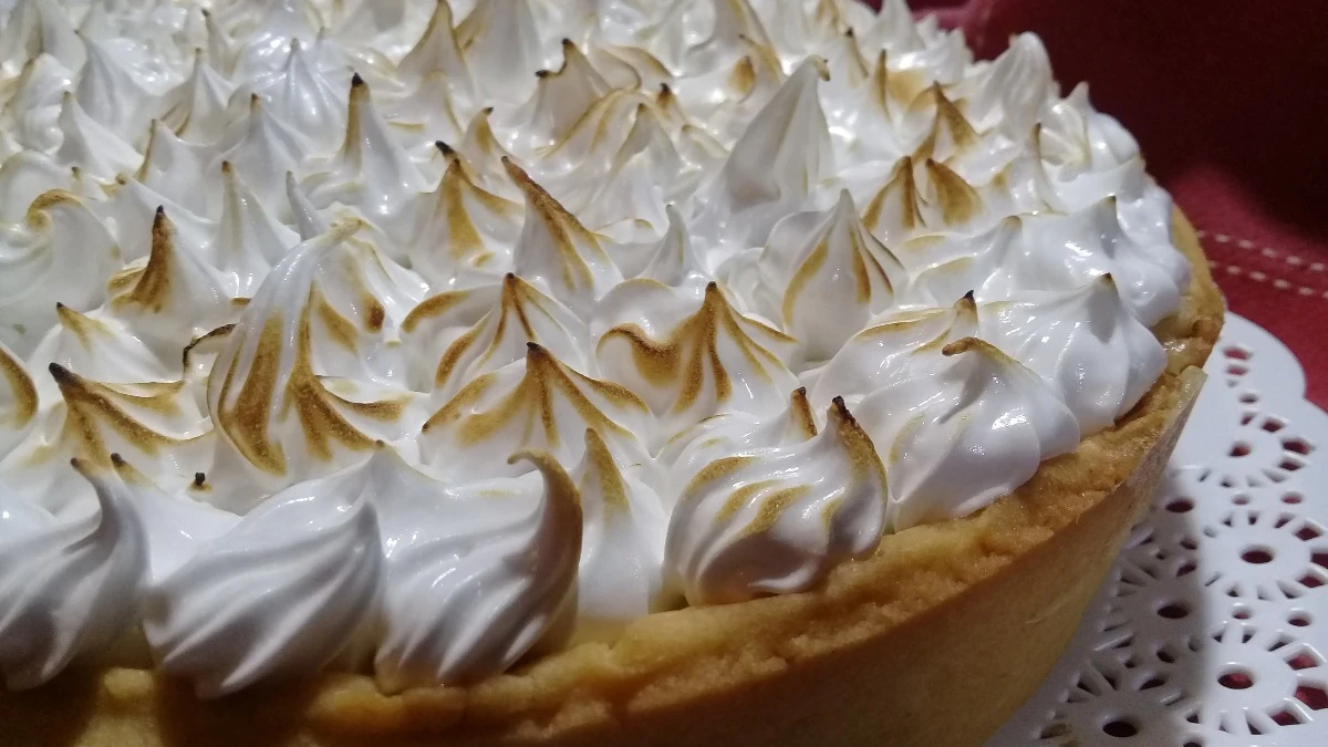 Torta Lemon Pie con copos de merengue.