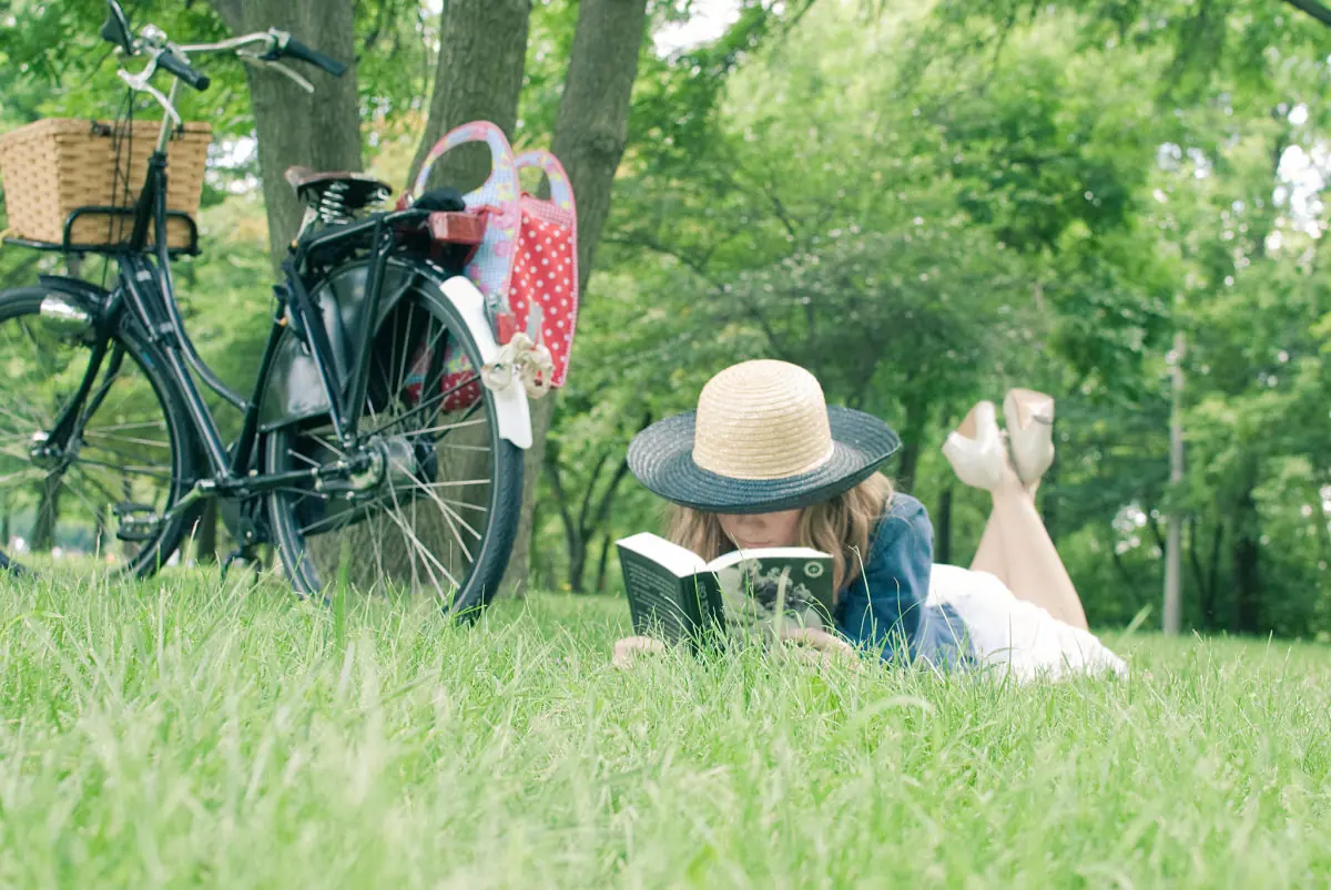 Adolescente leyendo un parque