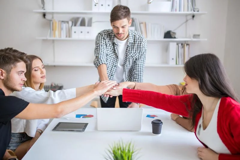 Sesión de feedforward en brainstorming grupal Personas sentadas alrededor de una mesa discutiendo y aplicando feedforward