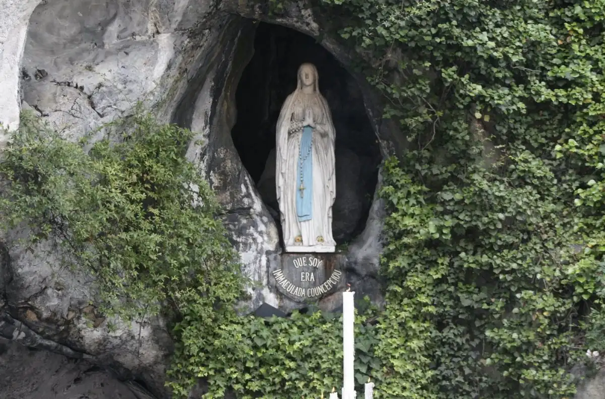 La Virgen de Lourdes es una advocación de la Virgen María que se asocia con apariciones a la vidente Bernadette Soubirous en 1858 en la gruta de Massabielle, en Lourdes, Francia.