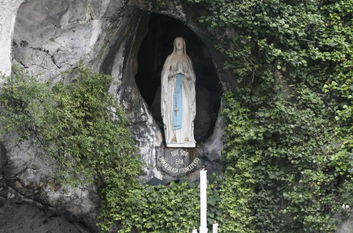 Imagen de la Virgen de Lourdes en la gruta de su santuario en Francia, una de las advocaciones marianas más importantes del mundo.